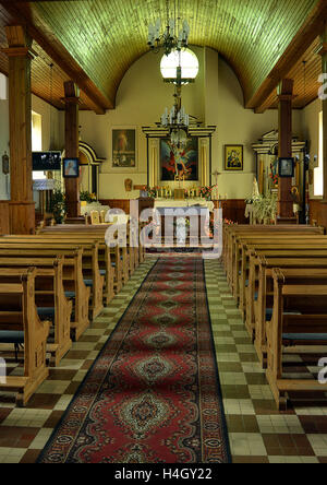 Vue dans l'allée à l'autel de l'église paroissiale polonaise dans Zytkiejmy, construit entre 1579 et 1589 Banque D'Images