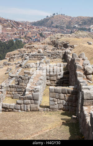 Vue de dessus de vestiges de pierre Inca à Sacsaywaman, avec des bâtiments de Cusco dans l'arrière-plan Banque D'Images