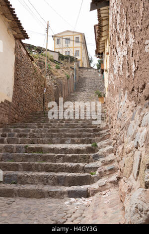Vue vers le haut des pentes pas dans les rues de Cusco, Pérou Banque D'Images