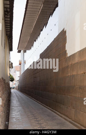 Inca classique de l'architecture en pierre des murs dans une rue étroite à Cusco, Pérou espagnol avec des murs en stuc construit au-dessus Banque D'Images