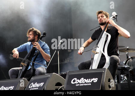 Duo croate 2 violoncelles en prestation au festival de musique Colours of Ostrava, République tchèque, 17 juillet 2016. Banque D'Images