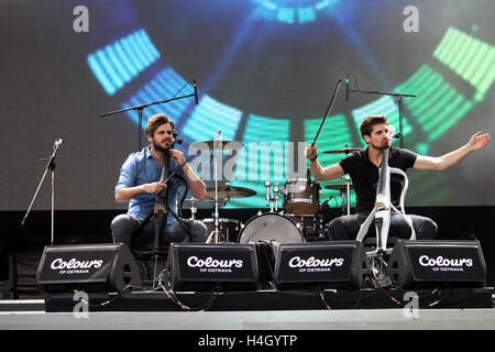 Duo croate 2 violoncelles en prestation au festival de musique Colours of Ostrava, République tchèque, 17 juillet 2016. Banque D'Images