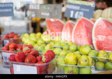 Figues Fraises fraîches et les pastèques de vendre à Paris Banque D'Images