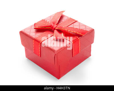 Petit carton rouge boîte-cadeau avec un ruban rouge. Isolated on white with clipping path Banque D'Images