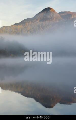 Une image couleur du pic de Ben A'un compte dans les eaux calmes du Loch Achray dans les Trossachs Banque D'Images