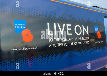 Royal British Legion Poster sur le côté du train rapide Javelin sur Live à la mémoire du passé et l'avenir des vivants Banque D'Images