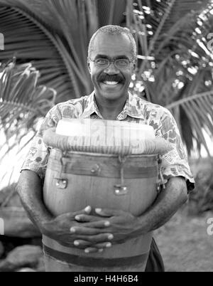 Une belle batteur hugs son tambour dans le bonheur. Fort de France, Martinique. Des Caraïbes. Banque D'Images