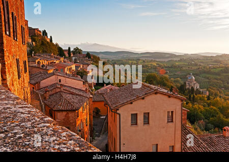 Vue sur les collines toscanes au coucher du soleil de Montepulciano, Italie Banque D'Images