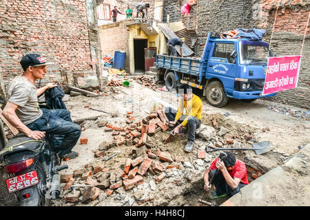 Les gens qui font des travaux de construction à Katmandou, au Népal. Banque D'Images