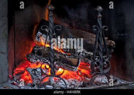 Le feu dans une cheminée Banque D'Images