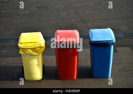 Poubelles de couleur, rouge, jaune, bleu, la séparation des déchets, Tenerife, Canaries, Espagne Banque D'Images