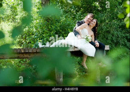Mariée et le marié sur pont de l'étang Banque D'Images