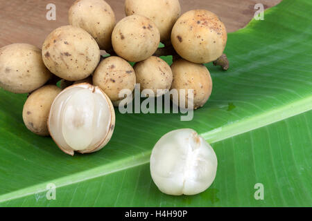 Lanzones,Longkong langsat ou fruits sur des feuilles de bananier. Banque D'Images