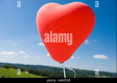 Ballon en forme de coeur rouge, l'amour Banque D'Images