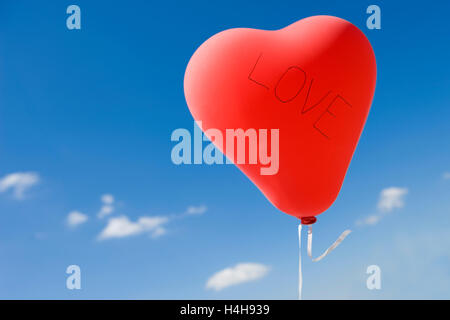 Ballon en forme de coeur rouge, l'amour Banque D'Images