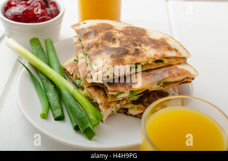 La Turquie quesadillas avec groseille sauce, jus d'orange Banque D'Images