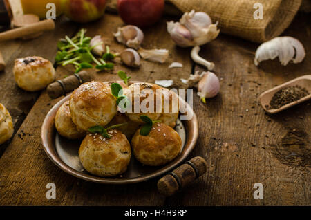 Mini brioches au fromage de la maison de la pâte, parsemer de graines de sésame, de pavot et de graines de cumin, le jus d'orange frais, d'herbes et d'apple sur t Banque D'Images