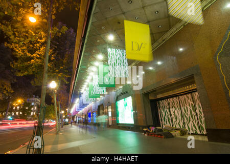 PARIS - SEPT 17, 2014 : les sans-abri dormir près du célèbre galeries Lafayette. Paris, France Banque D'Images