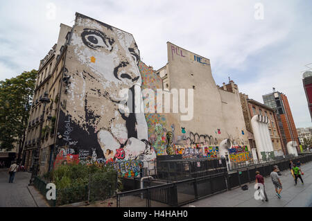 PARIS - SEPT 17, 2014 : le mur rempli de graffiti de Salvador Dali près de centre de Georges Pompidou à Paris, France. Banque D'Images