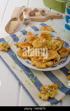 Feuilletés salés - Angel, Star et balles, saupoudré de cumin et graines, jeunes herbes, jus d'orange frais Banque D'Images