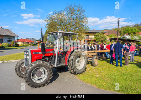 Vitrage VILLAGE, FRANCE - Apr 30, 2016 : le tracteur utilisé pour amener un arbre en village pendant le mois de mai Fête de l'arbre. En Allemagne et Aus Banque D'Images