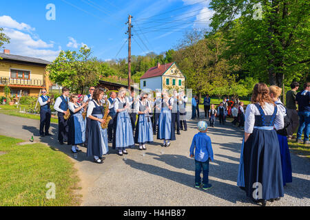 Vitrage VILLAGE, FRANCE - Apr 30, 2016 : music band se préparent à une parade lors de la célébration de l'arbre peut-être. En Allemagne et au Banque D'Images