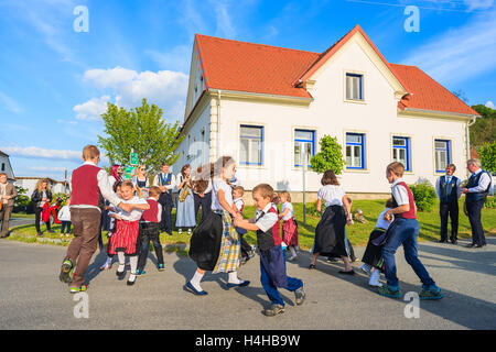 Vitrage VILLAGE, FRANCE - Apr 30, 2016 : les enfants dansant sur rue pendant la célébration de l'arbre peut-être. En Allemagne et en Autriche l'mayp Banque D'Images