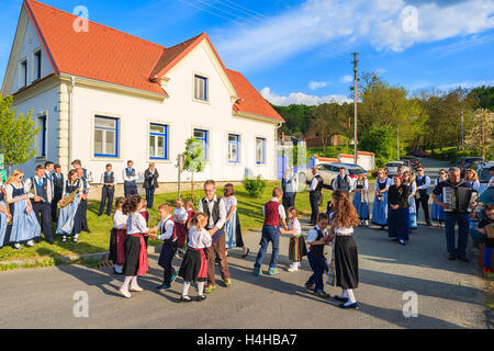 Vitrage VILLAGE, FRANCE - Apr 30, 2016 : les enfants dansant sur rue pendant la célébration de l'arbre peut-être. En Allemagne et en Autriche l'mayp Banque D'Images