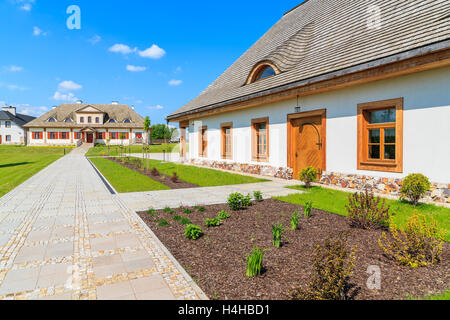 VILLAGE TOKARNIA, Pologne - 12 MAI 2016 : restaurant traditionnel des bâtiments sur pré vert au musée en plein air village Tokarnia Banque D'Images