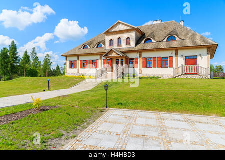 VILLAGE TOKARNIA, Pologne - 12 MAI 2016 : restaurant traditionnel immeuble sur pré vert au musée en plein air, village Tokarnia Banque D'Images