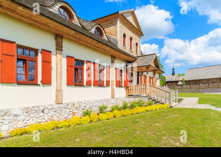 VILLAGE TOKARNIA, Pologne - 12 MAI 2016 : restaurant traditionnel immeuble sur pré vert au musée en plein air, village Tokarnia Banque D'Images