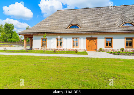 VILLAGE TOKARNIA, Pologne - 12 MAI 2016 : restaurant traditionnel immeuble sur pré vert au musée en plein air, village Tokarnia Banque D'Images