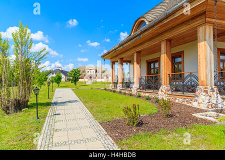 VILLAGE TOKARNIA, Pologne - 12 MAI 2016 : restaurant traditionnel des bâtiments sur pré vert au musée en plein air village Tokarnia Banque D'Images