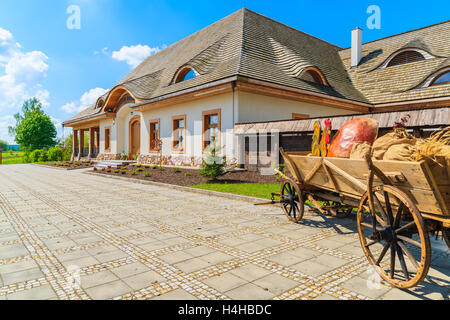 VILLAGE TOKARNIA, Pologne - 12 MAI 2016 : restaurant traditionnel à Tokarnia village aux beaux jours du printemps, la Pologne. Banque D'Images