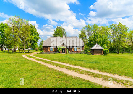 Chemin Rural à Tokarnia village sur belle journée de printemps ensoleillée, Pologne Banque D'Images