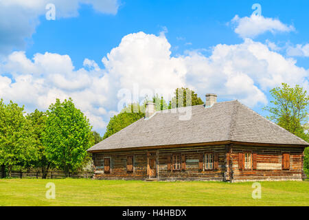 VILLAGE TOKARNIA, Pologne - 12 MAI 2016 : un vieux cottage rustique chambre le pré vert au musée en plein air, village Tokarnia Pol Banque D'Images