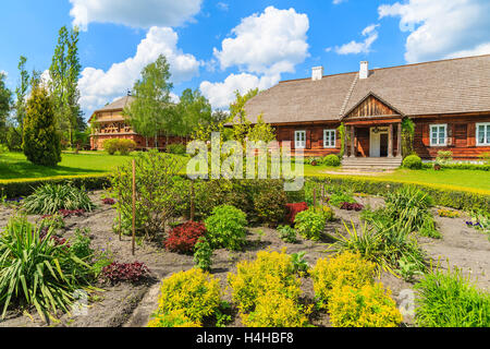 VILLAGE TOKARNIA, Pologne - 12 MAI 2016 : fleur jardin en face de l'ancienne maison de maître dans village Tokarnia aux beaux jours du printemps, Pola Banque D'Images