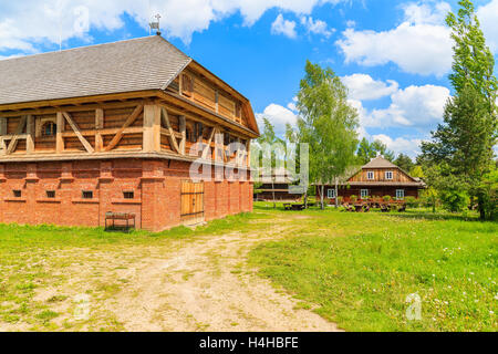 Vieux moulin sur pré vert à Tokarnia village, Pologne Banque D'Images