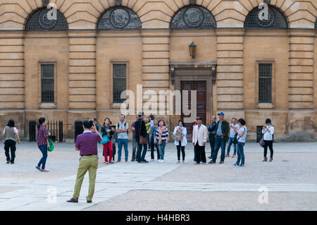 Les touristes asiatiques en face de Bodleian Library, Oxford, Royaume-Uni Banque D'Images