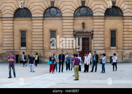 Les touristes asiatiques en face de Bodleian Library, Oxford, Royaume-Uni Banque D'Images