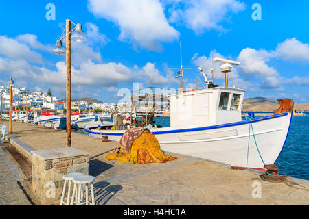 Bateau de pêche blanche typiquement grec à Naoussa port, l'île de Paros, Cyclades, Grèce Banque D'Images