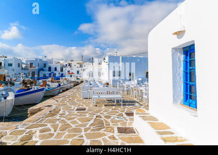 Vue de Naoussa port avec bateaux de pêche et la taverne des bâtiments, l'île de Paros, Cyclades, Grèce Banque D'Images