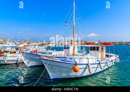 Blanc grec typique des bateaux de pêche dans le port de Naoussa, Paros, Cyclades, Grèce Banque D'Images