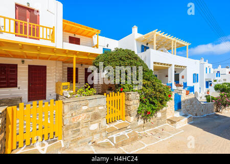 Appartements de vacances typiques colorés construit en style grec, dans le village de Naoussa, sur l'île de Paros, Cyclades, Grèce Banque D'Images