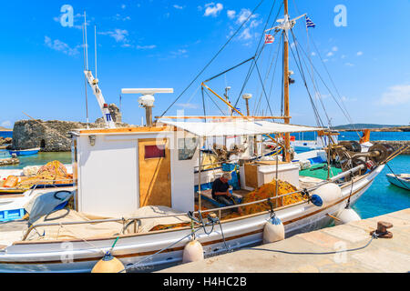 PORT DE NAOUSSA, PAROS ISLAND - 18 MAI 2016 : pêcheur travaillant sur un bateau dans le port de Naoussa sur journée ensoleillée, l'île de Paros, Cyclades, Gre Banque D'Images