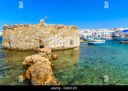 Ancienne forteresse dans le port de pêche de Naoussa, l'île de Paros, Grèce Banque D'Images