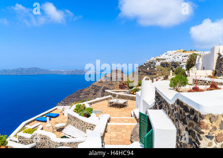 Belle vue du village de Firostefani avec blanc typique de l'architecture, l'île de Santorin, Grèce Banque D'Images