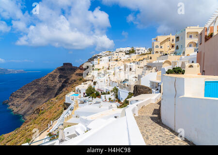 Sentier de Fira avec de nombreux hôtels de charme construit sur côté falaise, l'île de Santorin, Grèce Banque D'Images