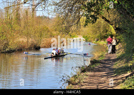 Les gens marchant le long de la rivière Itchen navigation marcher à côté de Winchester College Rowing bateau, Winchester, Hampshire, Angleterre. Banque D'Images