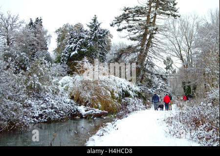 Paysage hivernal de chemin couvert de neige le long de la rivière Itchen navigation Heritage Trail, Eastleigh, Hampshire, Angleterre. Banque D'Images